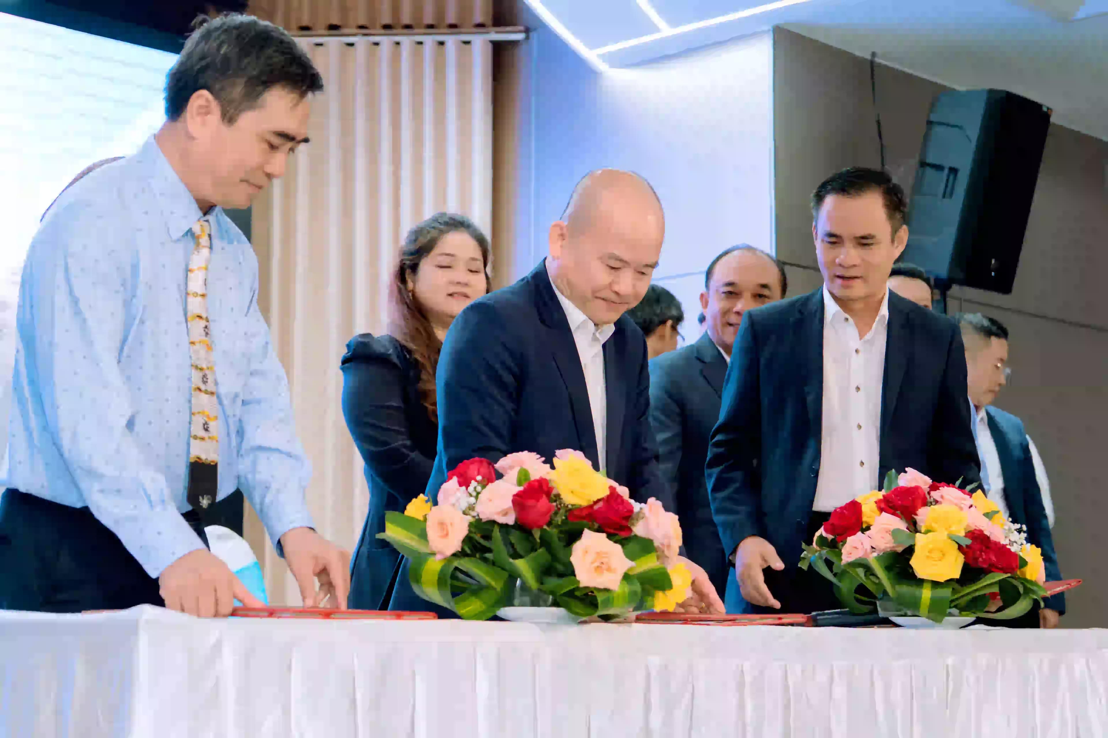 Lễ ký biên bản ghi nhớ tài trợ hội trường cho CEO NT02 của Đại Học Nha Trang.