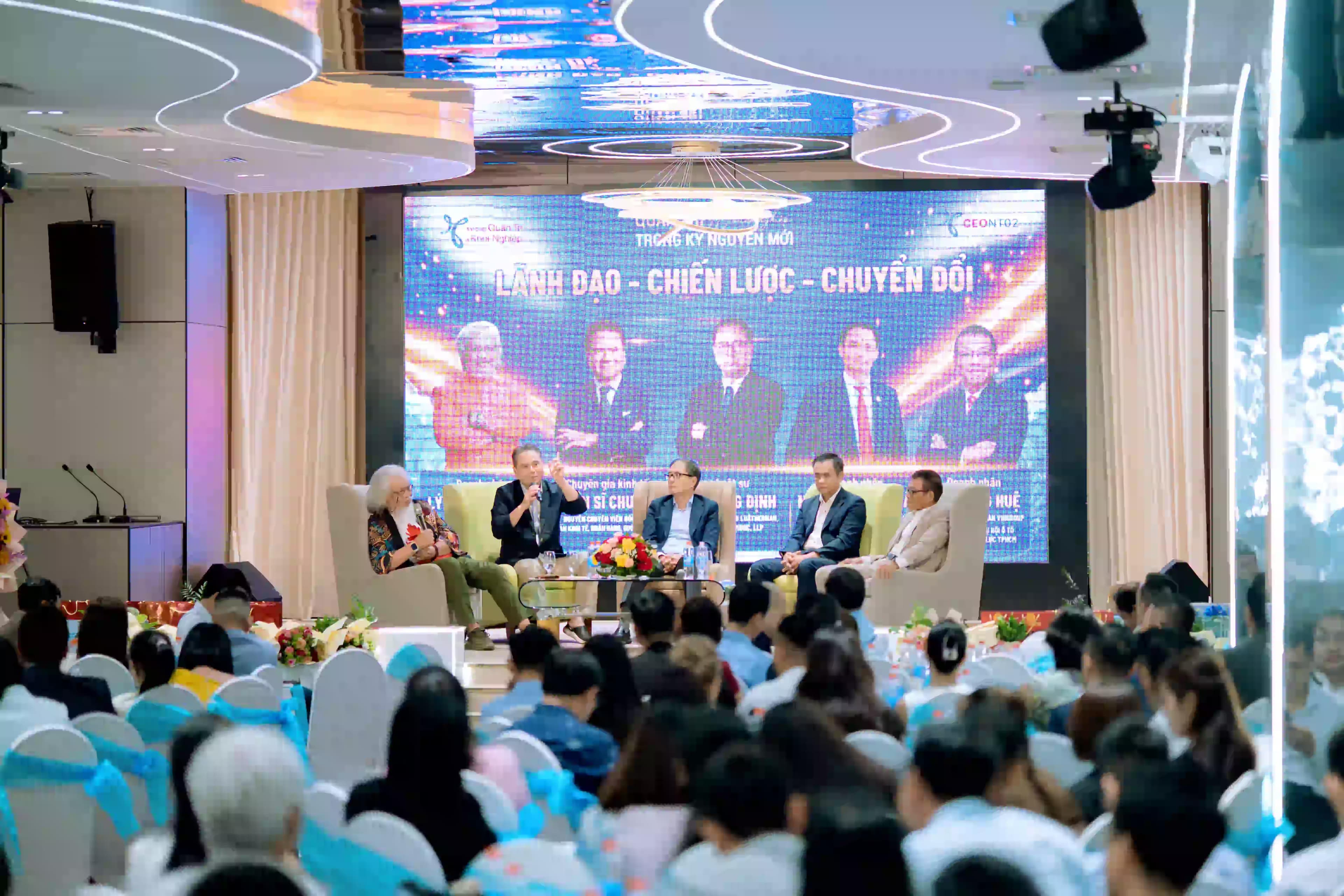 Buổi tọa đàm trong ngày khai giảng CEO NT02.