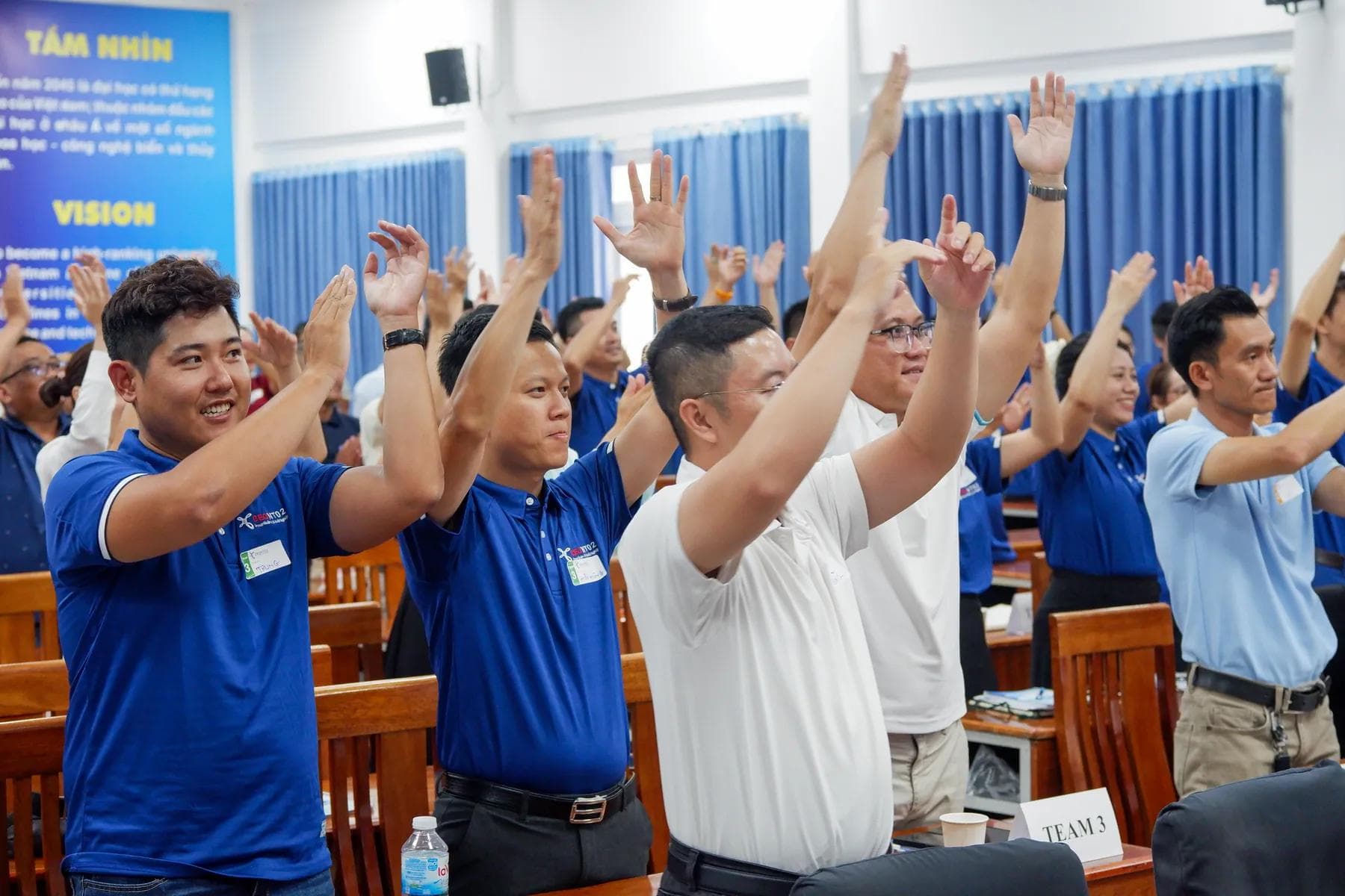 Thành viên lớp CEO NT02 khởi động đầu giờ chiều để lấy năng lượng học.